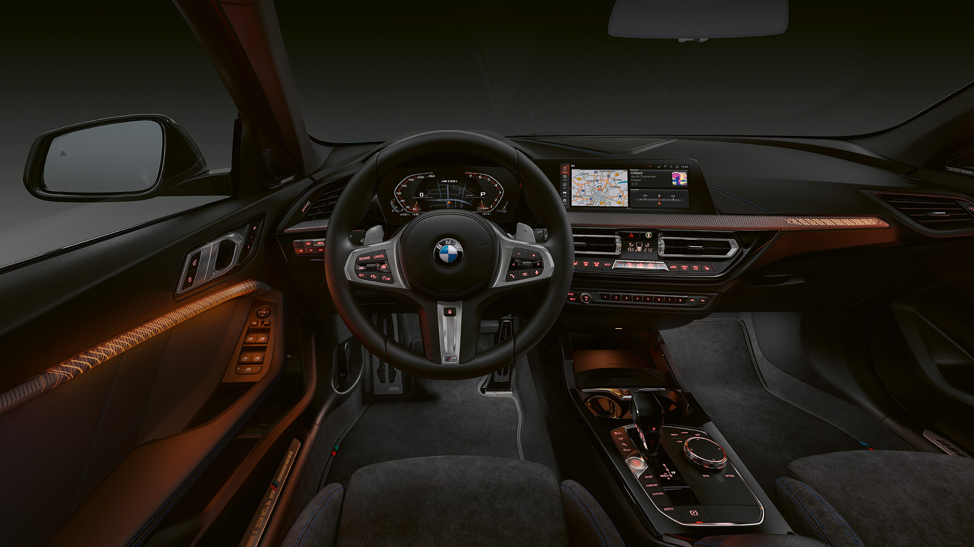 BMW M135i xDrive, poste de conduite. Habitacle premium de la BMW M135i xDrive avec inserts de décoration éclairés.