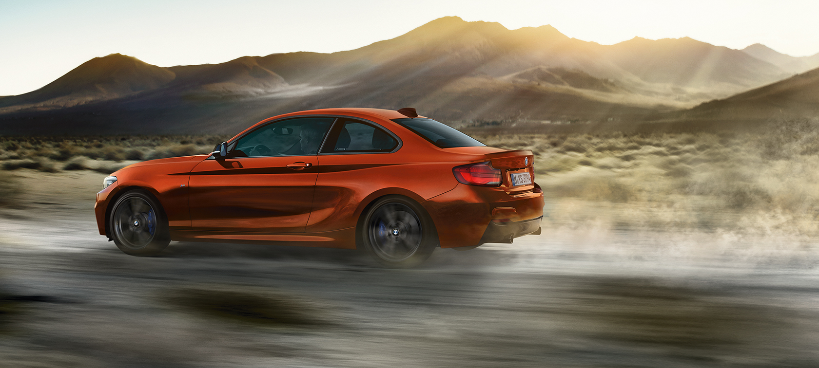 Dynamique de conduite BMW M240i Coupé Dynamique de conduite BMW M240i Coupé F22 2017 Sunset Orange metallic vue de profil