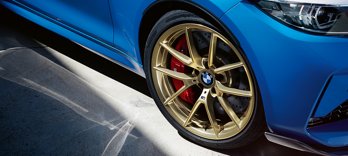Jantes BMW M 19’’ en alliage léger, à rayons en V 763 M, en Gold matt BMW M2 CS Jantes BMW M 19" en alliage léger, à rayons en V 763 M, en Gold matt BMW M2 CS F87 Misano Blau metallic vue en gros plan