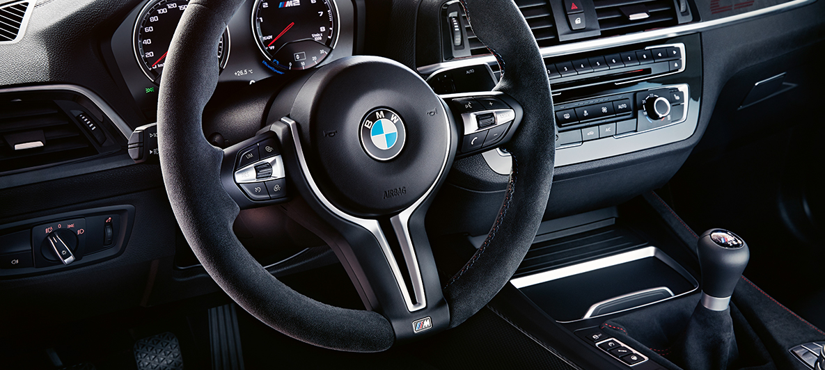 Poste de conduite BMW M2 CS Poste de conduite BMW M2 CS F87 Misano Blau metallic vue en gros plan