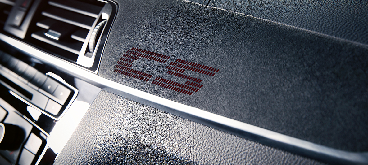 Inserts de décoration BMW M2 CS Inserts de décoration BMW M2 CS F87 Misano Blau metallic vue en gros plan