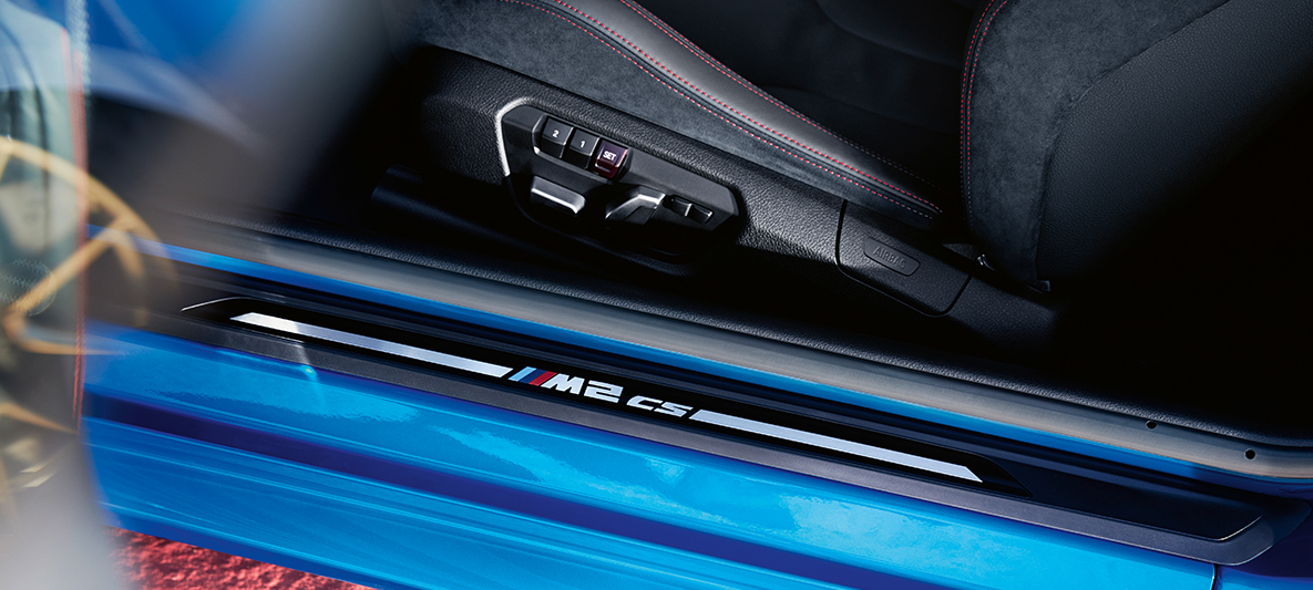 Seuils de portes BMW M2 CS Seuils de portes BMW M2 CS F87 Misano Blau metallic vue en gros plan