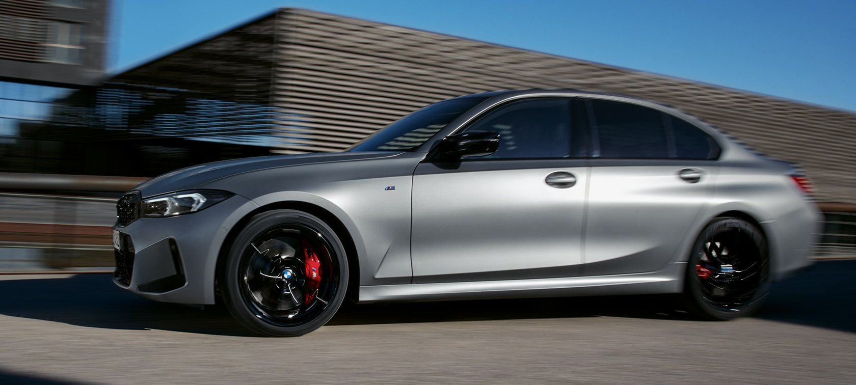 Vue de profil BMW M340i xDrive Berline G20 BMW M340i xDrive Berline G20 BMW Individual Frozen Pure Grey metallic, vue de profil en mouvement sur la route