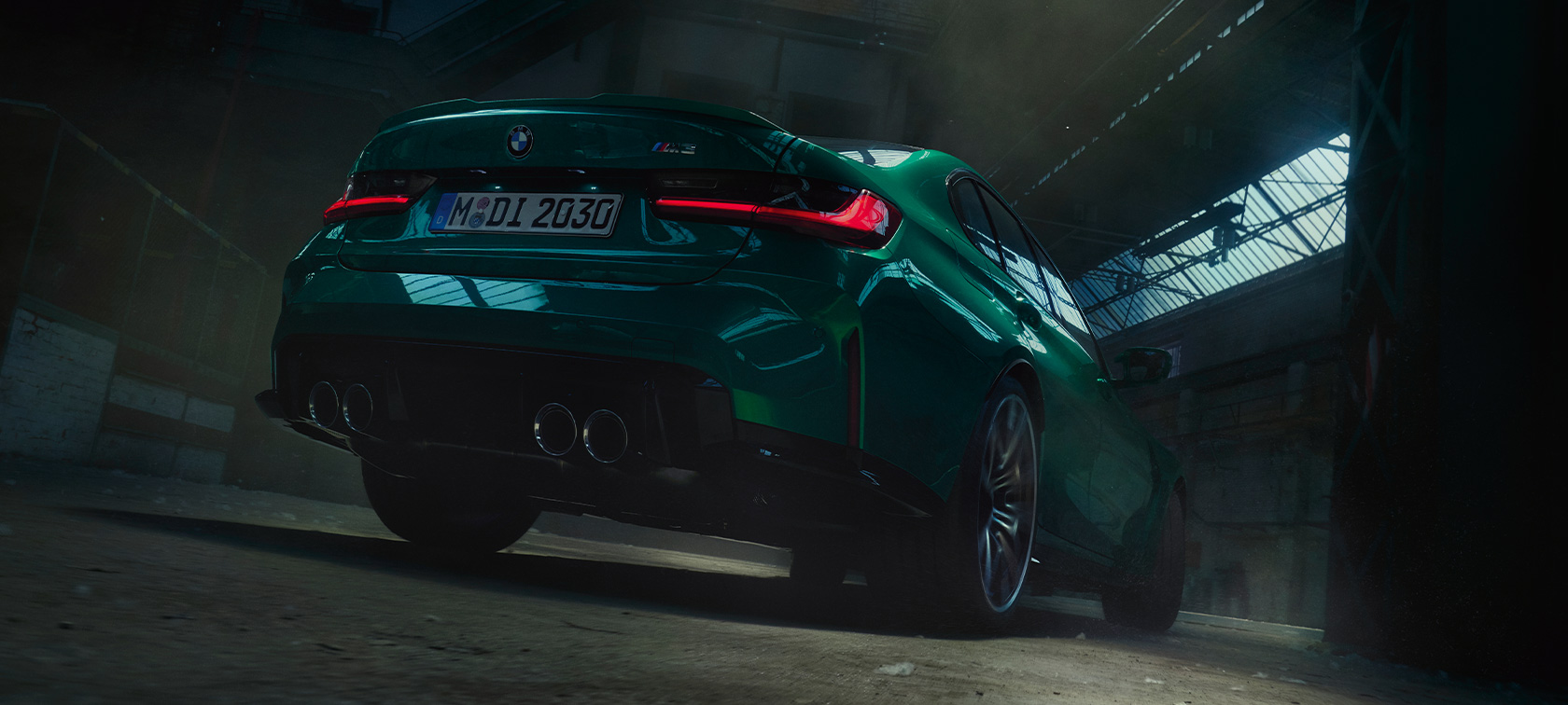 BMW M3 Berline G80 2020 vue de trois quarts arrière en contre-plongée BMW M3 Berline G80 2020 Isle of Man Grün metallic, vue de trois quarts arrière en contre-plongée
