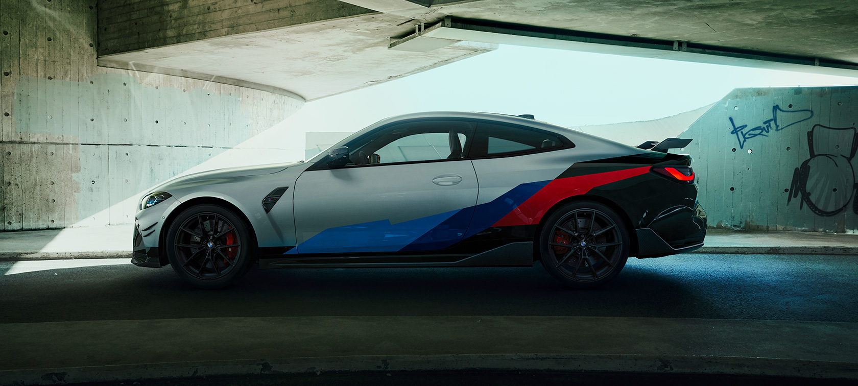 BMW M4 avec BMW M Performance Parts BMW M4 Coupé G82 2020 Vue de profil de la BMW M4 Coupé G82 2020 avec BMW M Performance Parts
