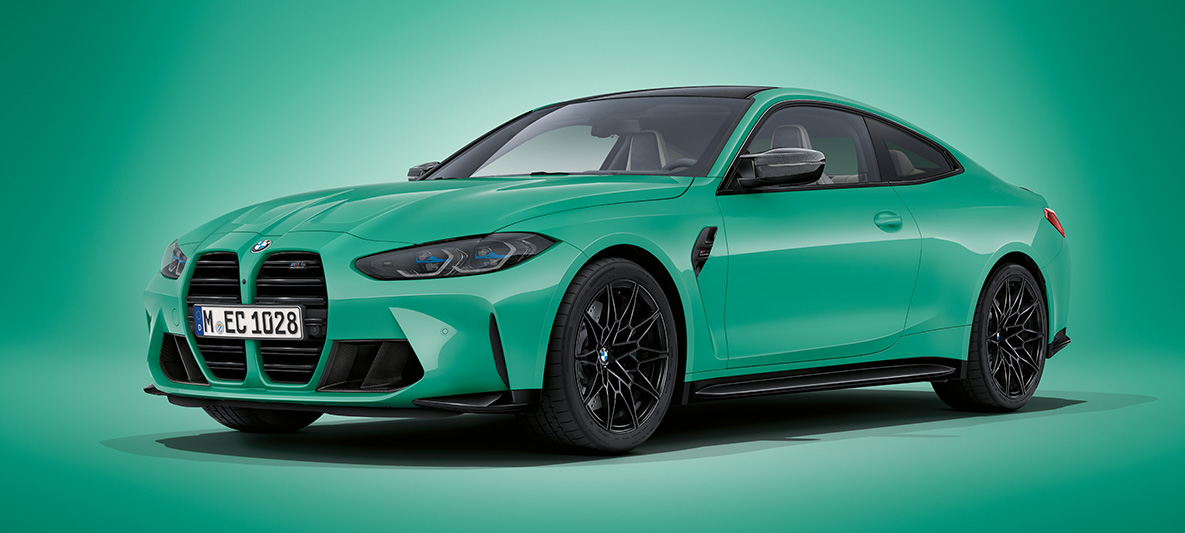BMW M4 Coupé BMW Individual Mint metallic G82 2021, vue de profil à l'arrêt BMW M4 Coupé BMW Individual Mint metallic G82 2021, vue de trois quarts à l'arrêt