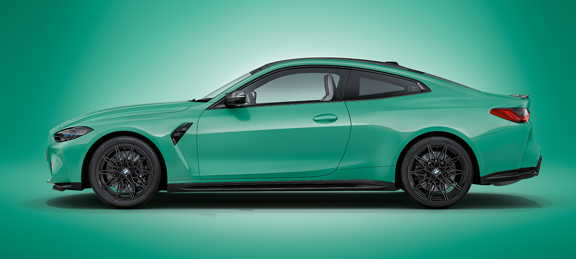 BMW M4 Coupé BMW Individual Mint metallic G82 2021, vue de profil à l'arrêt BMW M4 Coupé BMW Individual Mint metallic G82 2021, vue de profil à l'arrêt
