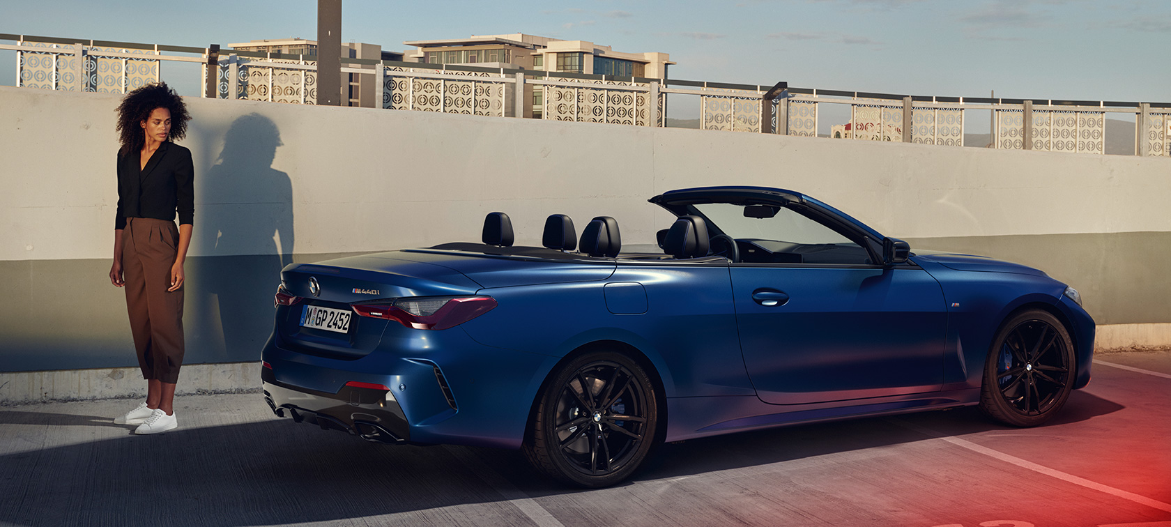 Vue de trois quarts arrière de la BMW M440i xDrive Cabriolet G23 2020 BMW M440i xDrive Cabriolet G23 2020 BMW Individual Frozen Portimao Blau metallic, vue de trois quarts arrière avec modèle