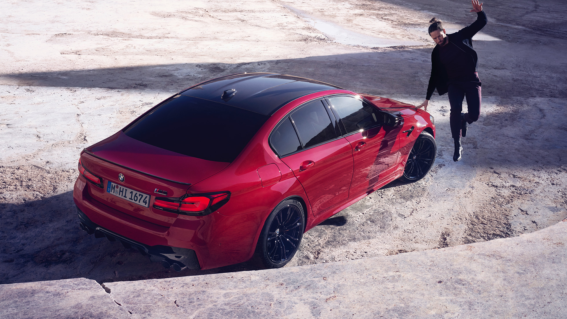BMW M5 Competition F90 LCI restylage 2020 vue de trois quarts arrière en plongée BMW M5 Competition F90 LCI restylage 2020 BMW Individual Imola Rot vue en plongée de trois quarts arrière