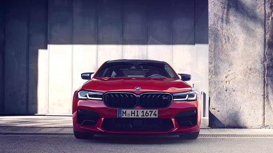 BMW M5 Competition F93 LCI restylage 2020 BMW Individual Imola Rot vue de face en stationnement