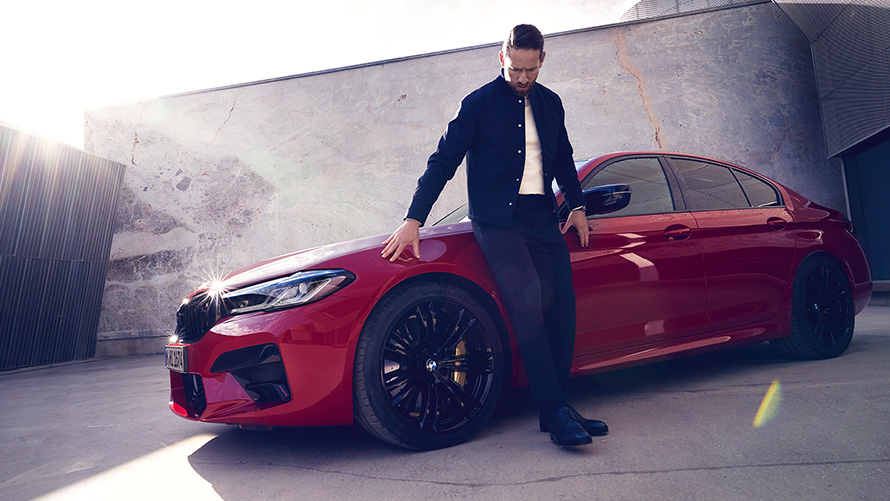 BMW M5 Competition F90 LCI restylage 2020 BMW Individual Imola Rot vue de trois quarts de profil avec homme