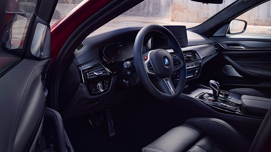 BMW M5 Competition F90 LCI restylage 2020, habitacle avec porte ouverte