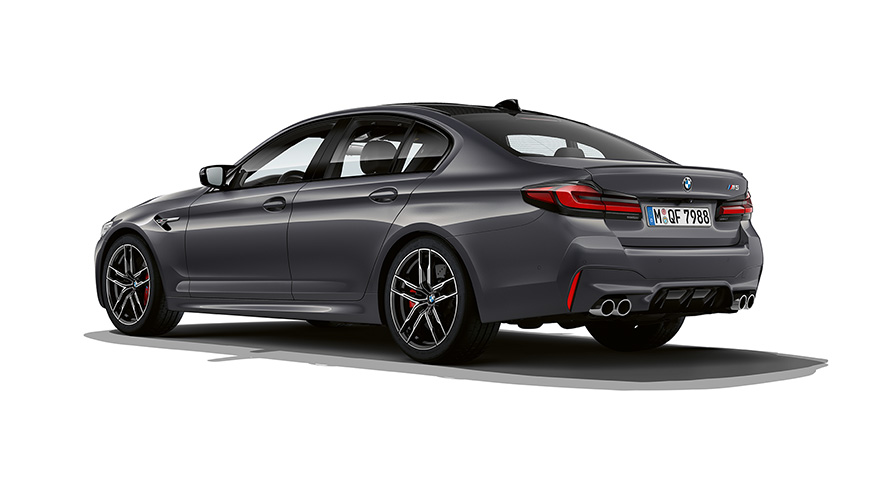 BMW M5 F90 LCI restylage 2020 Brands Hatch Grau metallic vue de trois quarts arrière