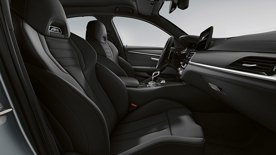 BMW M5 F90 LCI restylage 2020, habitacle avec porte ouverte