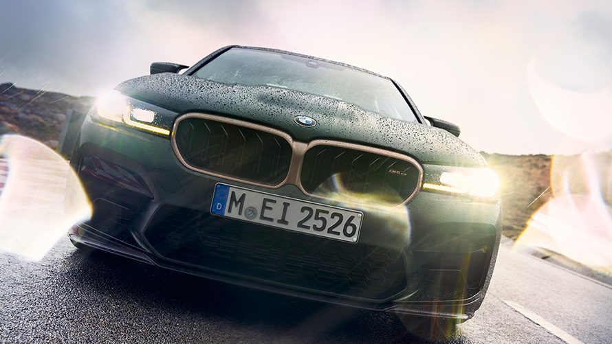 BMW M5 CS F90 2021 Frozen Deep Green metallic, vue avant avec phares allumés