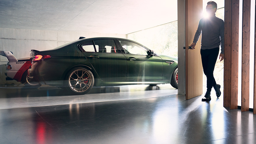 BMW M5 CS F90 2021 Frozen Deep Green metallic, vue de profil dans un garage