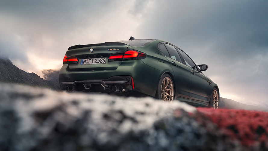 BMW M5 CS F90 2021 Frozen Deep Green metallic, vue arrière en contre-plongée