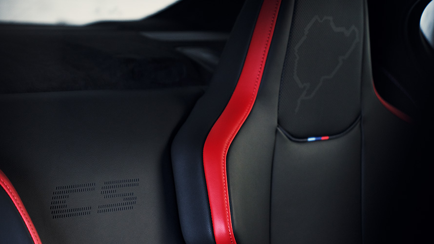 BMW M5 CS F90 2021, habitacle, siège baquet M Carbon avec logo M5 éclairé et silhouette du Nürburgring