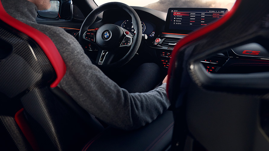 BMW M5 CS F90 2021, habitacle avec conducteur 