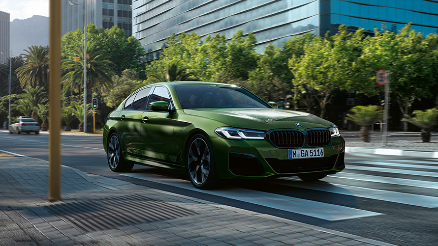 BMW M550i xDrive Berline G30 LCI restylage 2020 BMW Individual Verde Ermes metallic, vue de trois quarts avant en mouvement