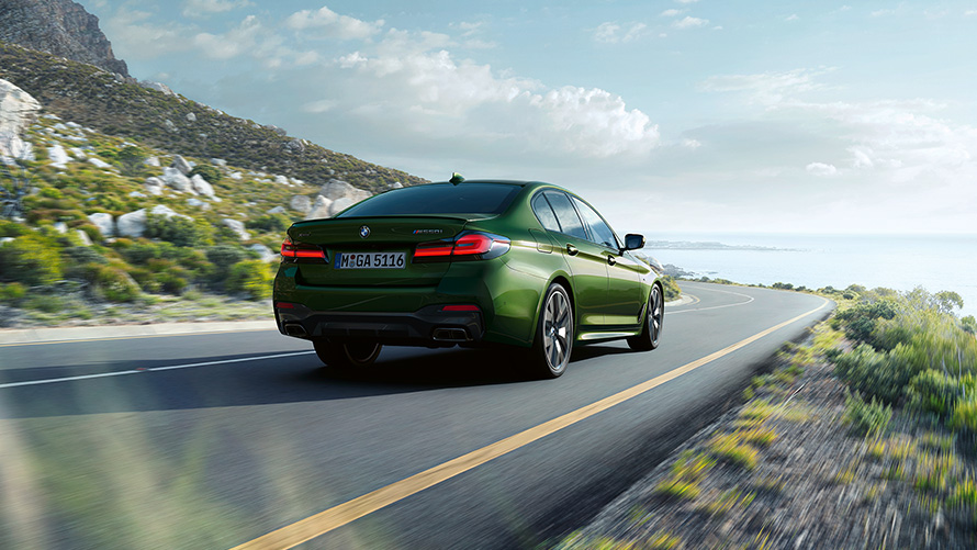 BMW M550i xDrive Berline G30 LCI restylage 2020 BMW Individual Verde Ermes metallic vue de trois quarts arrière en conduite