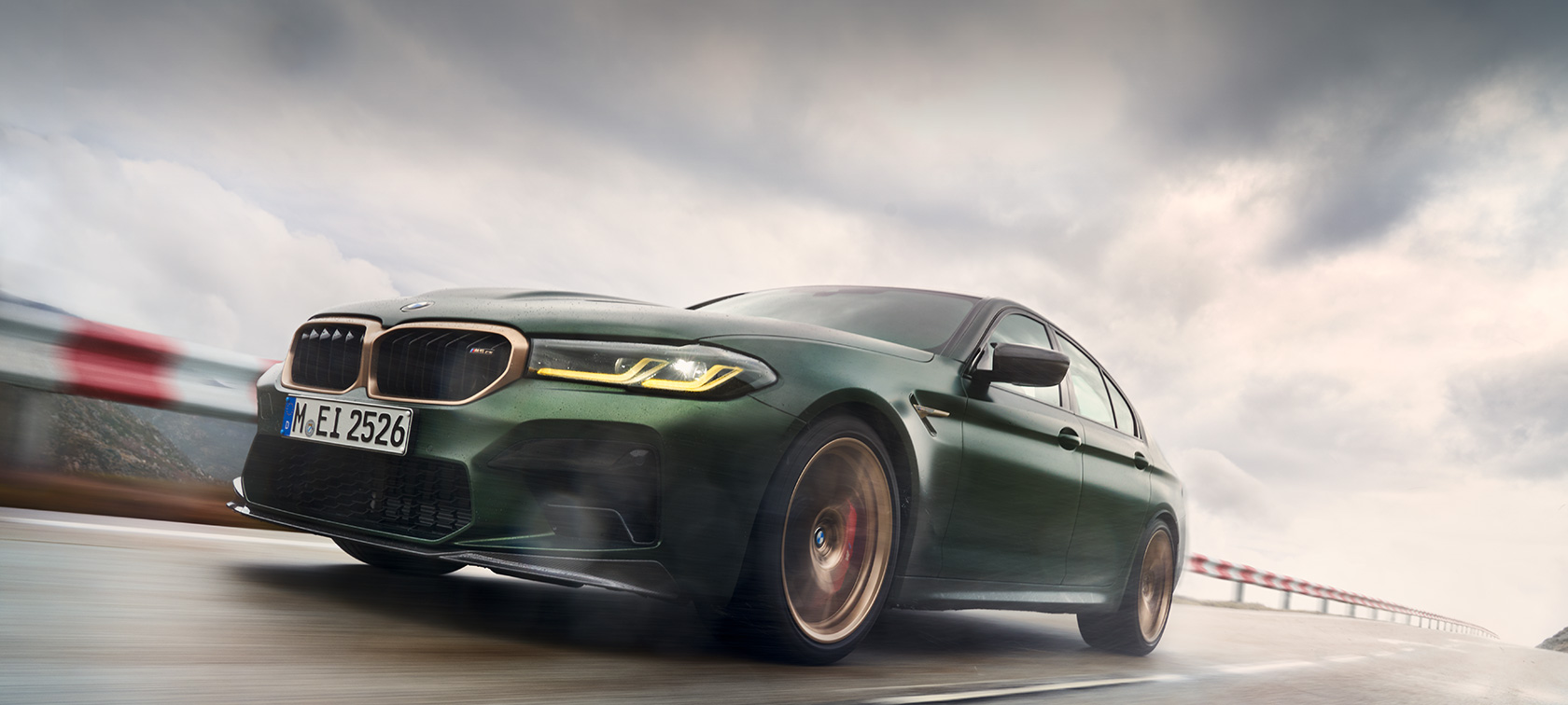 BMW M5 CS F90 2021 Frozen Deep Green metallic, vue de trois quarts avant