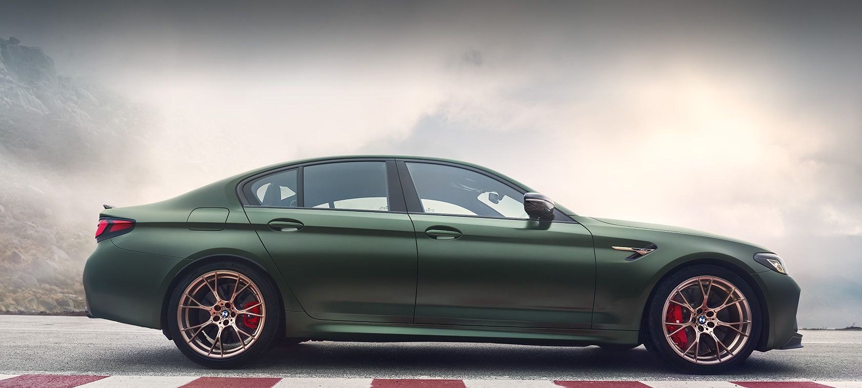BMW M5 CS F90 2021 Frozen Deep Green metallic, vue de trois quarts avant BMW M5 CS F90 2021 Frozen Deep Green metallic, vue de trois quarts avant
