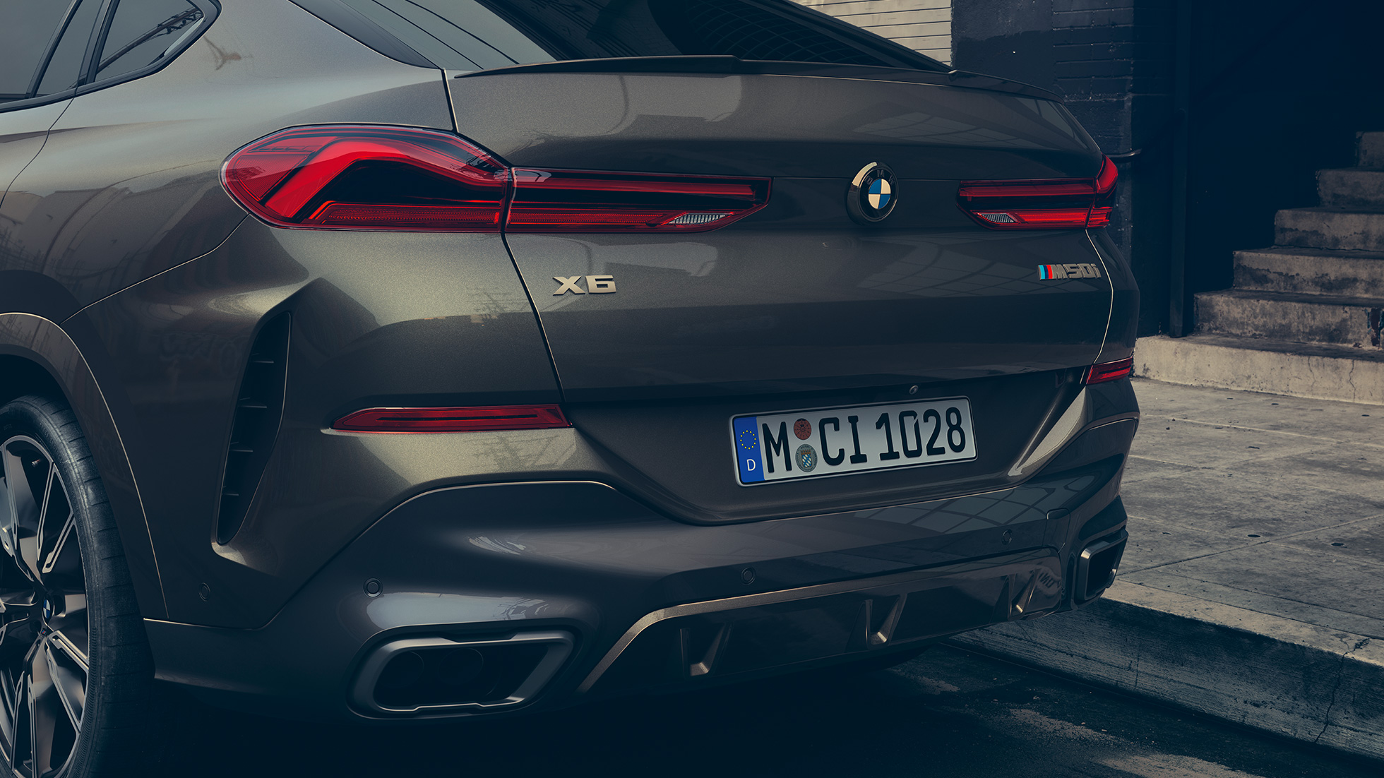 Arrière de la BMW X6 M50i. Vue en gros plan de l’arrière de la BMW X6 M50i.