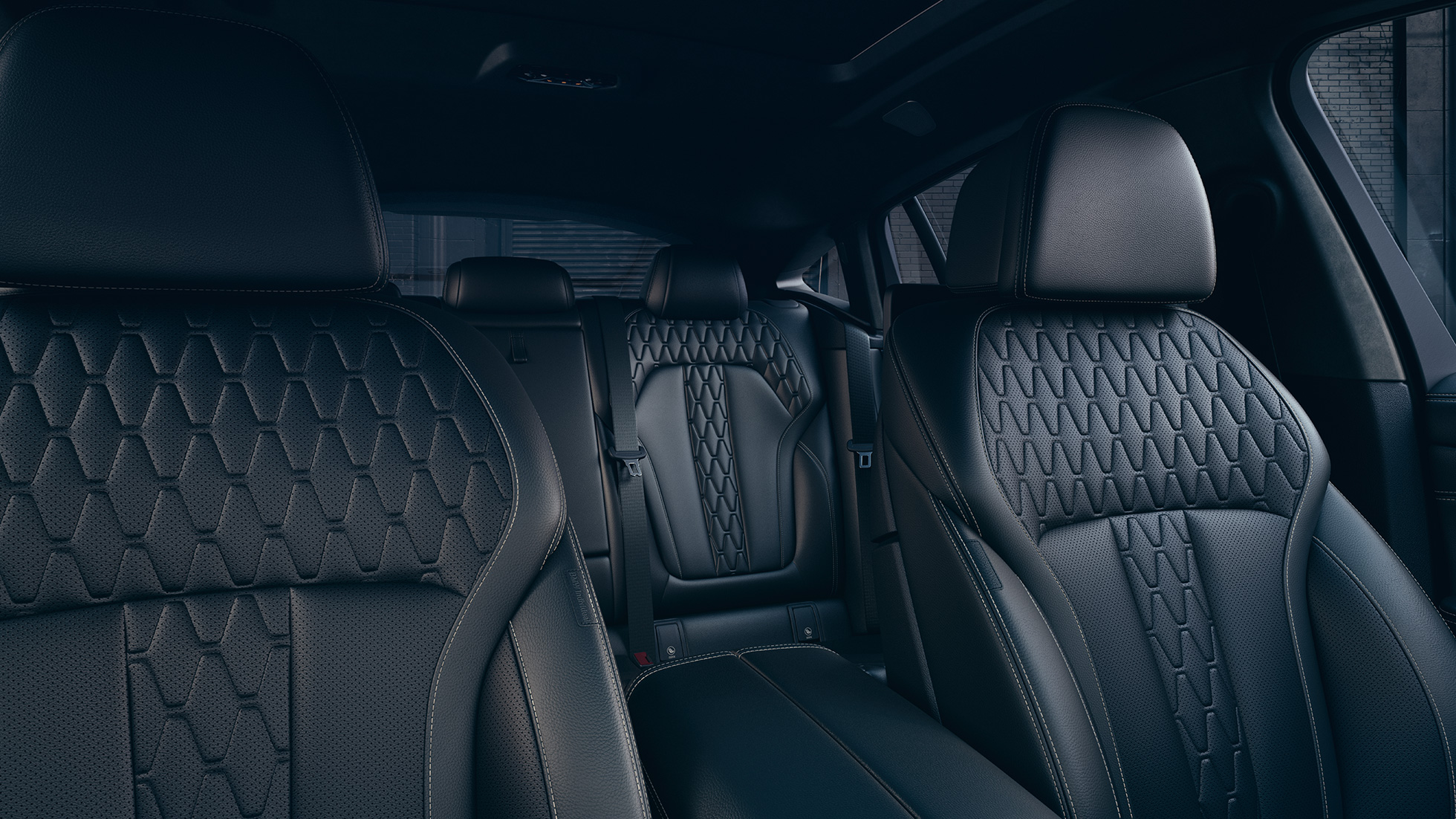 Sièges sport de la BMW X6 M50i. Habitacle avec vue sur les sièges sport de la BMW X6 M50i.