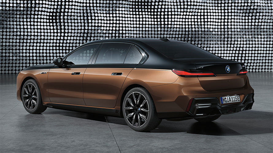 BMW i7 M70 xDrive Berline G70 extérieur teinte two-tone vue de profil