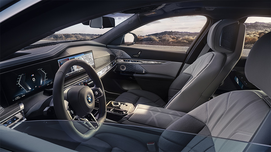 My Mode Sport BMW M760e xDrive Berline G70 vue de l’extérieur via une vitre à moitié ouverte vers l’intérieur