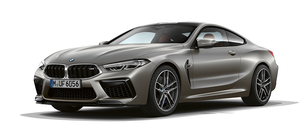 BMW M8 Coupé, vue de trois quarts de profil avant. BMW M8 Coupé en Frozen Dark Silver, vue de trois quarts de profil avant.