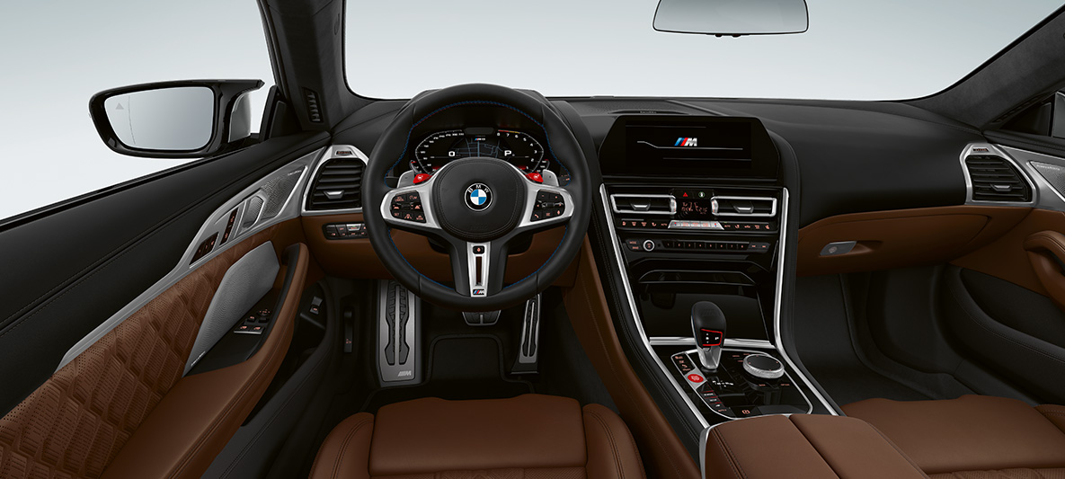 BMW M8 Coupé, poste de conduite. BMW M8 Coupé, poste de conduite avec volant M en cuir et touches rouges M1/M2.