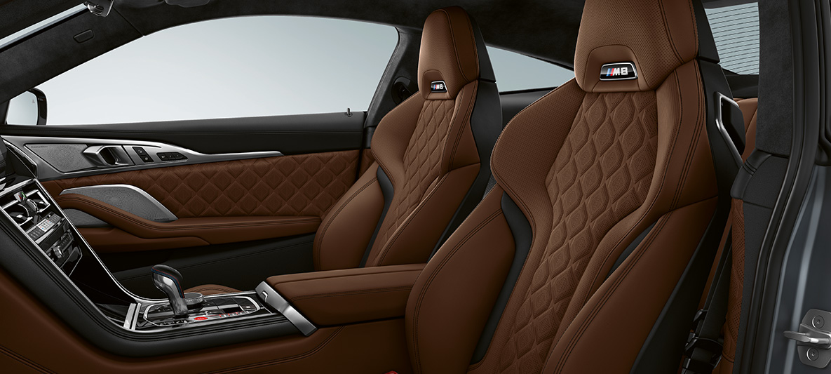 Sièges M sport avec logo M. BMW M8 Coupé, habitacle avec sièges M sport en garnissage tout cuir Merino Taruma Braun.