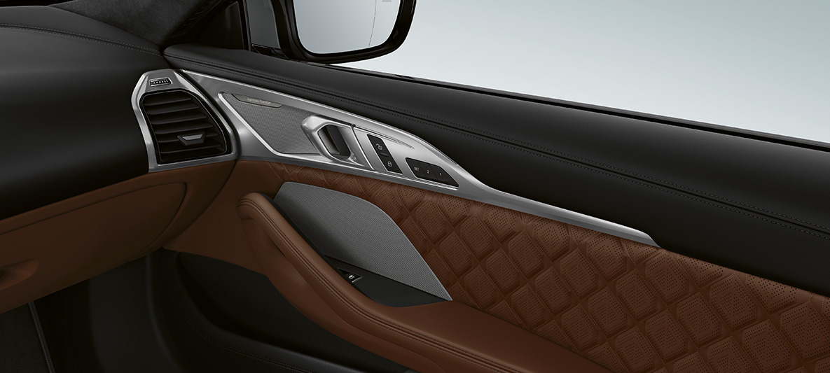 Bowers & Wilkins Diamond Surround Sound System. BMW M8 Coupé, intérieur avec système audio Bowers & Wilkins Diamond Surround Sound.
