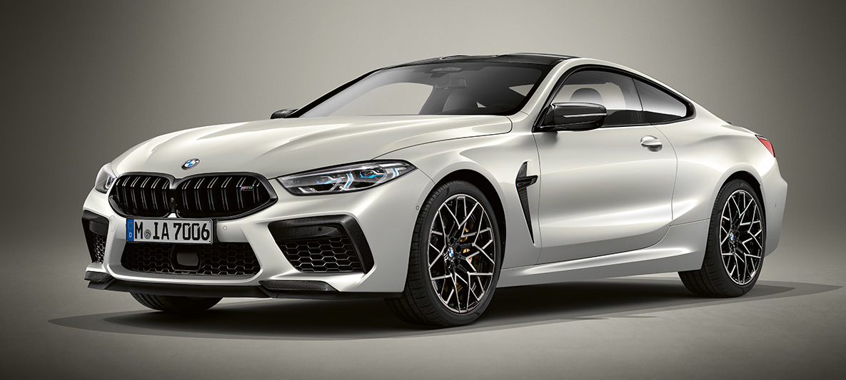 BMW Individual M8 Coupé en BMW Individual Brilliantweiß metallic. BMW Individual M8 Coupé en BMW Individual Brilliantweiß metallic, vue de trois quarts avant.