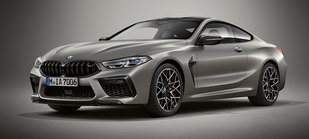BMW Individual M8 Coupé en BMW Individual Frozen Dark Silver metallic. BMW Individual M8 Coupé en BMW Individual Frozen Dark Silver metallic, vue de trois quarts avant.