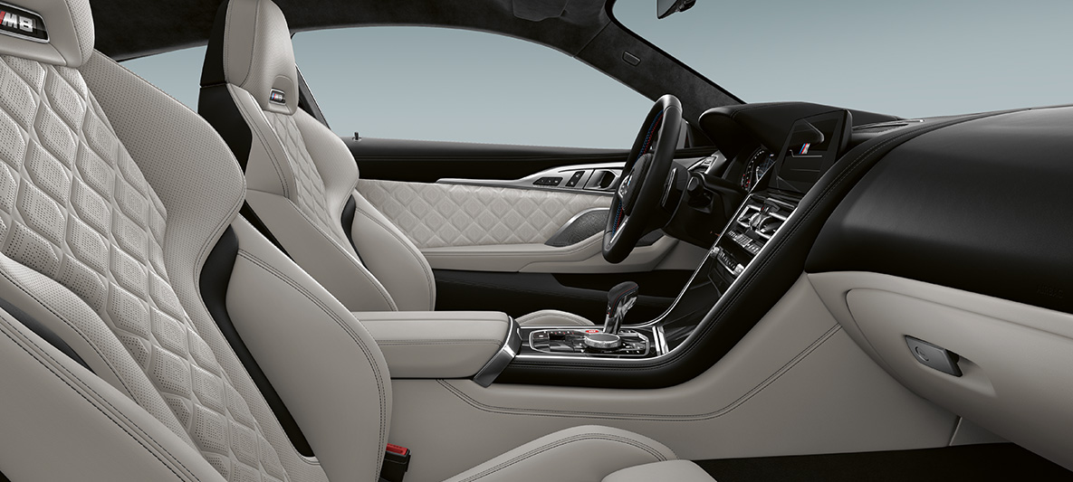 Garnissage tout cuir Merino | Silverstone et inserts de décoration BMW Individual en Pianolack Schwarz. BMW Individual M8 Coupé, habitacle en garnissage tout cuir Merino | Silverstone et inserts de décoration BMW Individual en Pianolack Schwarz.