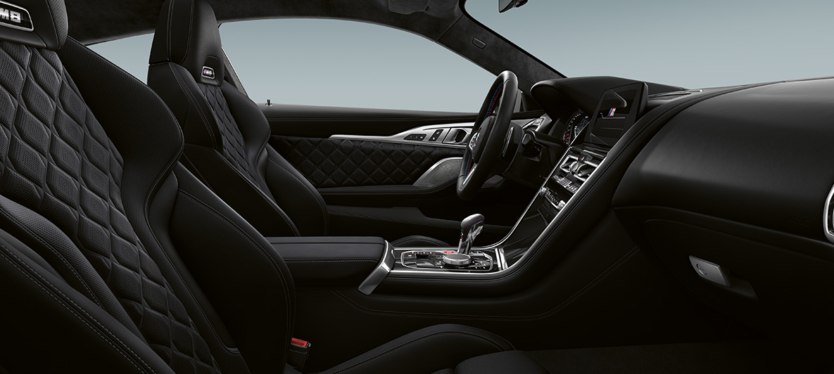 Garnissage tout cuir Merino | Schwarz et inserts de décoration BMW Individual en Pianolack Schwarz. BMW Individual M8 Coupé, habitacle en garnissage tout cuir Merino | Schwarz et inserts de décoration BMW Individual en Pianolack Schwarz.