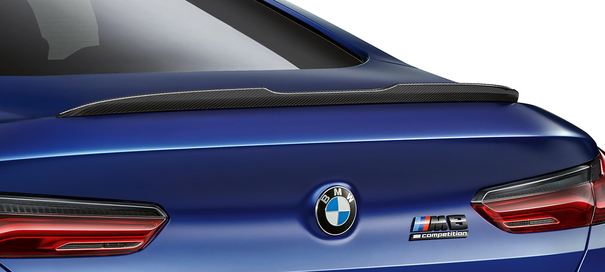 Becquet arrière en carbone. BMW M8 Competition Coupé, becquet arrière du pack extérieur M Carbon.