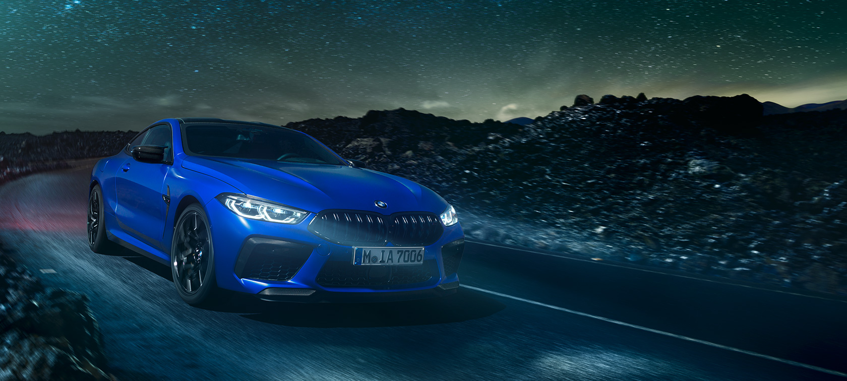 BMW M8 Competition Coupé. La première BMW M8 Competition Coupé en Marina Bay Blau metallic, vue de trois quarts face.