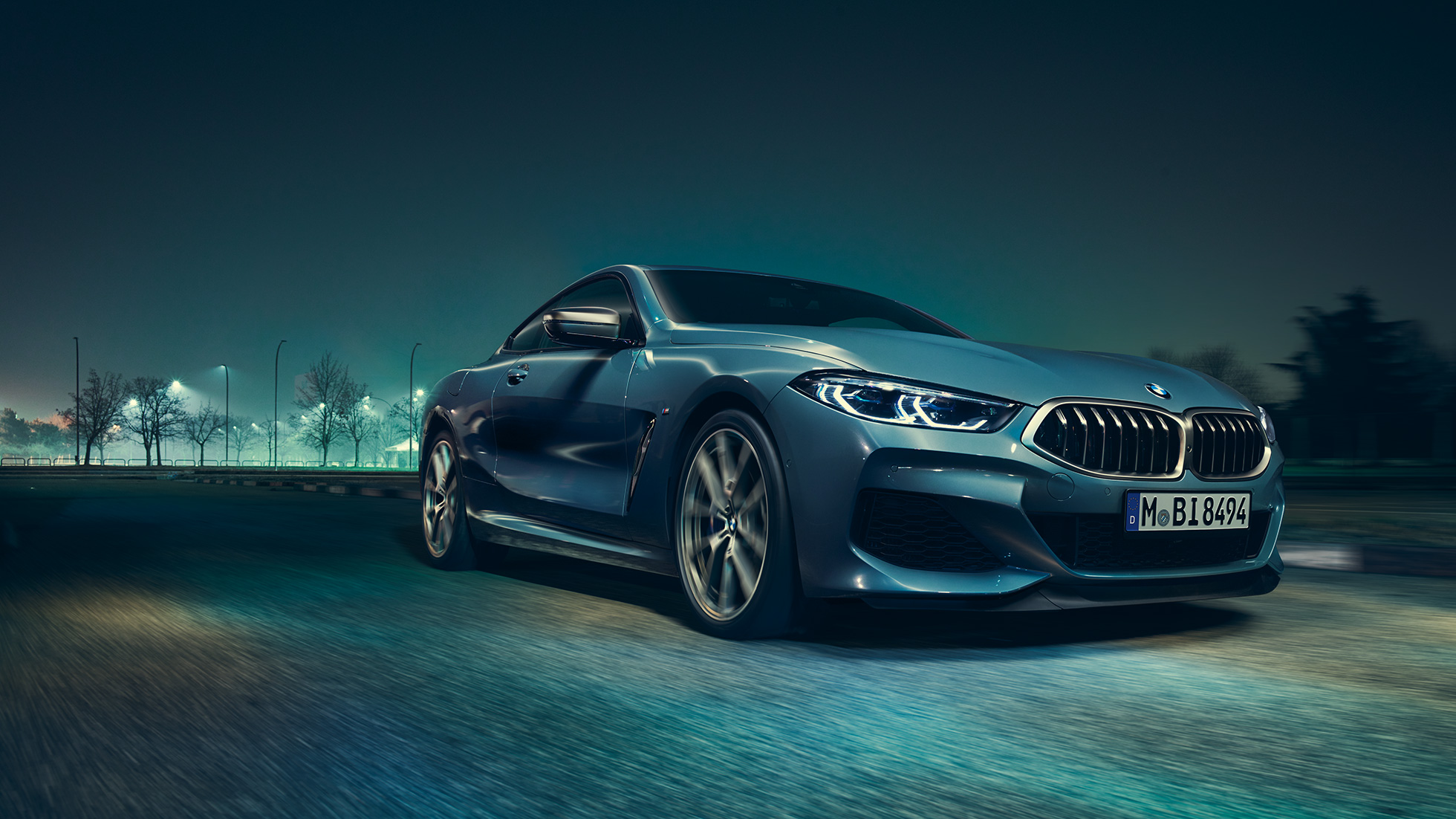 BMW M850i xDrive Coupé, vue de trois quarts avant gauche. BMW M850i xDrive Coupé en Barcelona Blau metallic, vue de trois quarts avant gauche, en marche, de nuit.