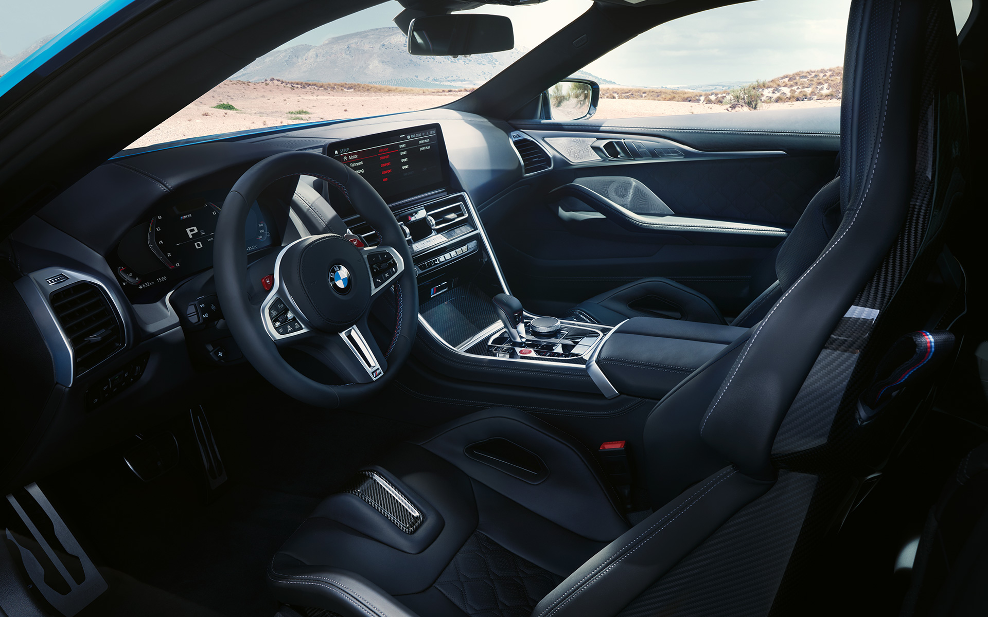 La BMW M8 Competition Coupé F92 LCI restylage 2022 Poste de conduite Intérieur Volant M en cuir M Carbon Sièges baquets