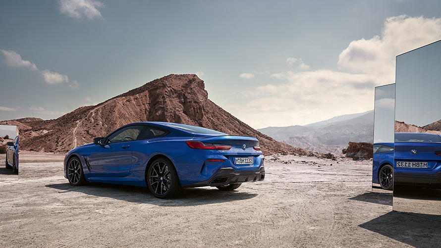La BMW M850i xDrive Coupé G15 LCI restylage 2022 M Portimao Blau metallic vue arrière à l’arrêt avec rétroviseurs