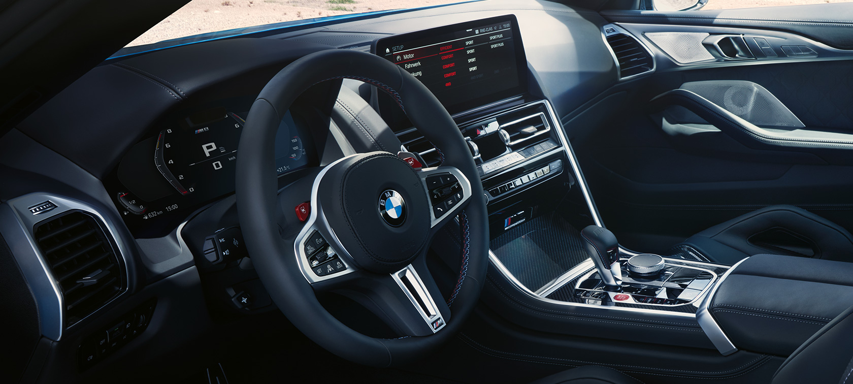 La BMW M8 Competition Coupé F92 LCI restylage 2022 poste de conduite Control Display volant M en cuir