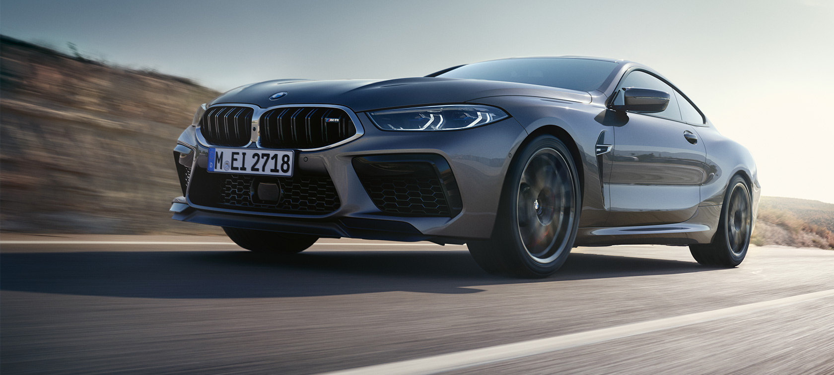 BMW M8 Coupé F92 LCI Facelift 2022 Skyscraper grey metallic Vue de trois-quarts de côté contre-plongée