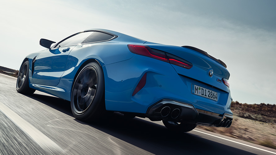La BMW M8 Competition Coupé F92 LCI 2022 vue de trois quarts arrière en mouvement La BMW M8 Compétition Coupé F92 LCI restylage 2022 Daytona Beach Blau Uni vue de trois quarts arrière en conduite