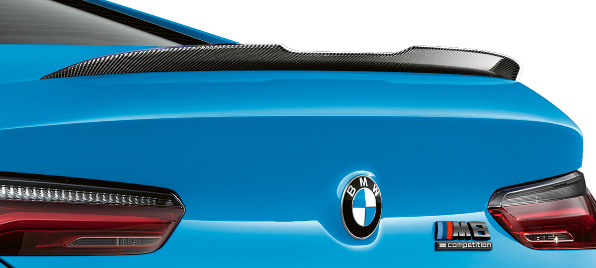 Becquet arrière Carbon pack extérieur M Carbon la BMW M8 Competition Coupé F92 LCI restylage 2022 Daytona Beach Blau uni La BMW M8 Competition Coupé F92 LCI restylage 2022 Daytona Beach Blau uni M Carbon pack extérieur M Carbon becquet arrière en carbone vue en gros plan