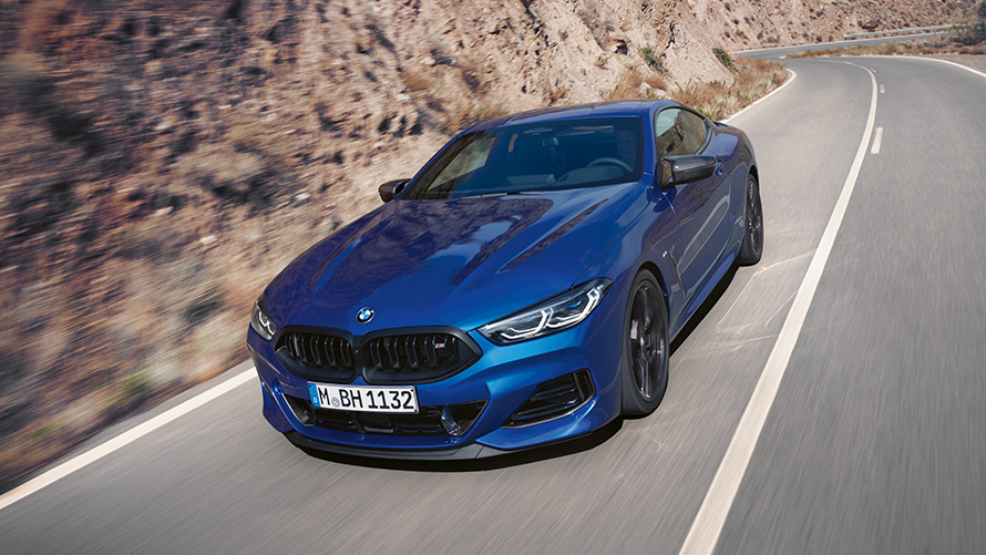 Vue de trois quarts avant de la BMW M850i xDrive Coupé G15 LCI restylage 2022 La BMW M850i xDrive Coupé G15 LCI restylage 2022 M Portimao Blau metallic vue de trois quarts avant