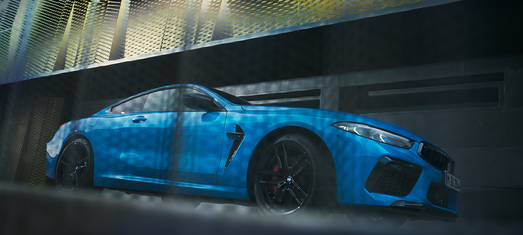 La BMW M8 Competition Coupé F92 LCI restylage 2022 Vue de profil vue en contre plongée La BMW M8 Competition Coupé F92 LCI restylage 2022 BMW Individual Daytona Beach Blau uni Vue de profil avant bâtiment vue en contre plongée
